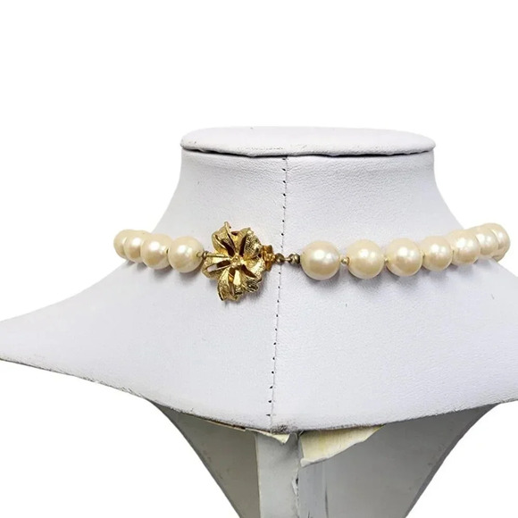 Vintage Single Strand Beaded Faux Pearl Necklace Golden Tone Flower Closure 16in - Picture 2 of 3